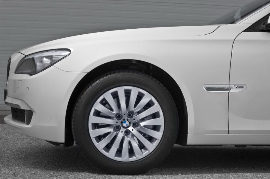  BMW 7-Series 2009 года  (фото 2 из 167)